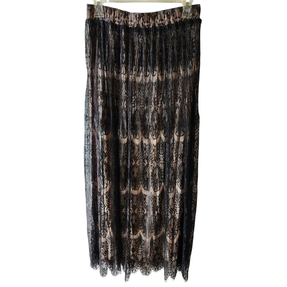 🎄Forever 21 Beautiful Black Lace Skirt with Beige Underskirt Size L